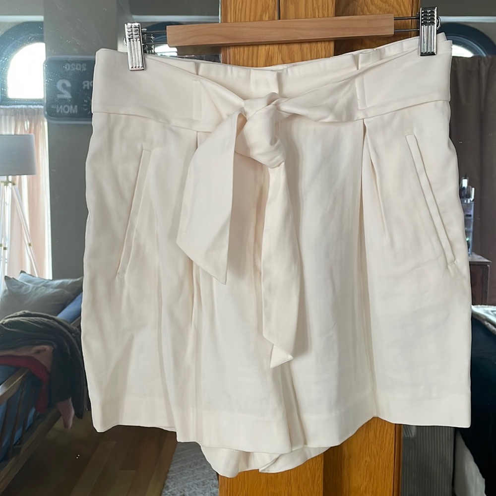 H&M cream dress shorts with pockets.